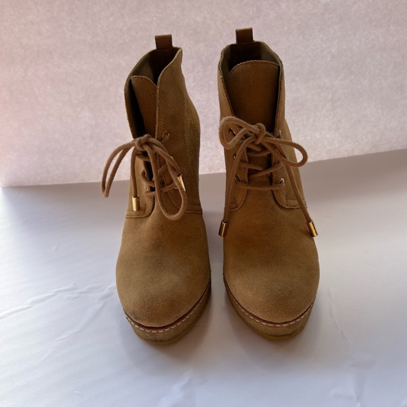 Tory Burch tan camel suede platform gumsole wedge ankle booties lace up size 7.5 - Picture 2 of 12
